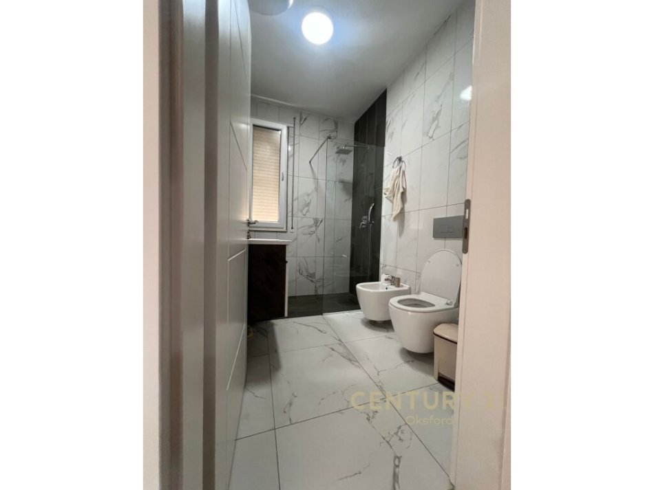 Tirane, jepet me qera apartament 2+1 Kati 8, 74 m² 600 € (fusha e aviacionit)