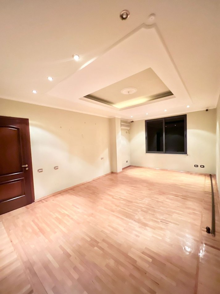 Tirane, jepet me qera zyre Kati 4, 140 m² 1.500 € (bulevardi bajram curri)