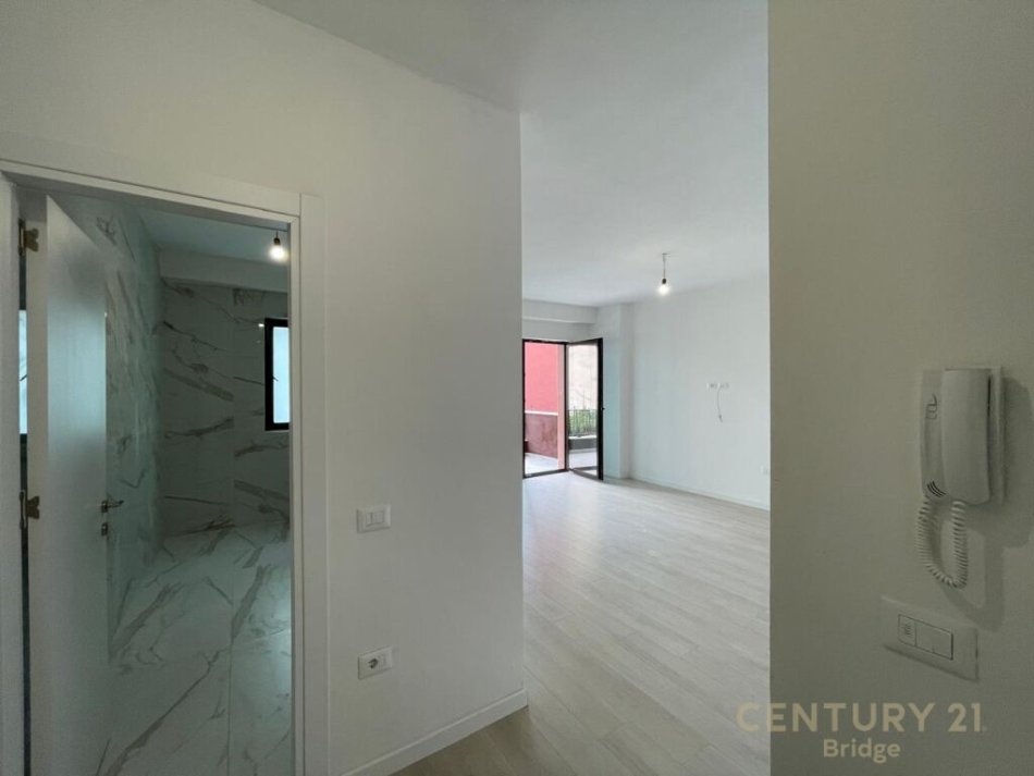 Tirane, jepet me qera apartament 2+1 Kati 6, 60 m² 700 € (petro nin)