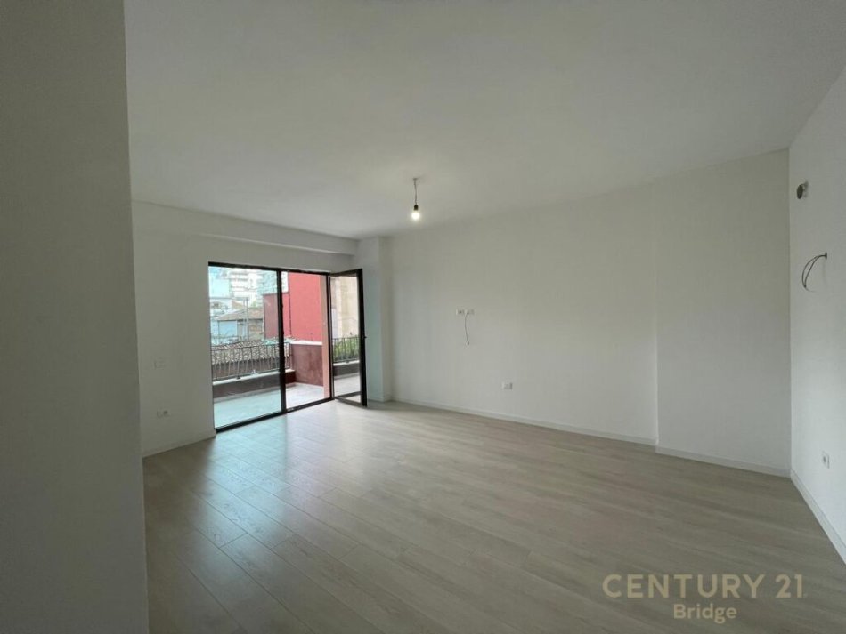Tirane, jepet me qera apartament 2+1 Kati 6, 60 m² 700 € (petro nin)