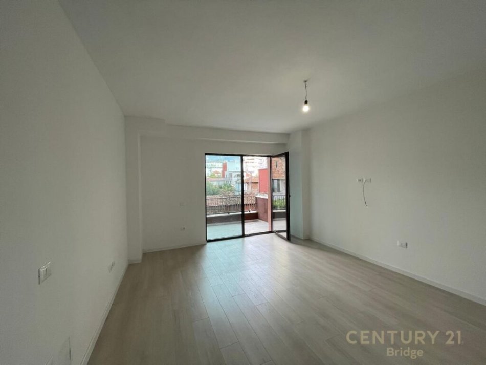 Tirane, jepet me qera apartament 2+1 Kati 6, 60 m² 700 € (petro nin)