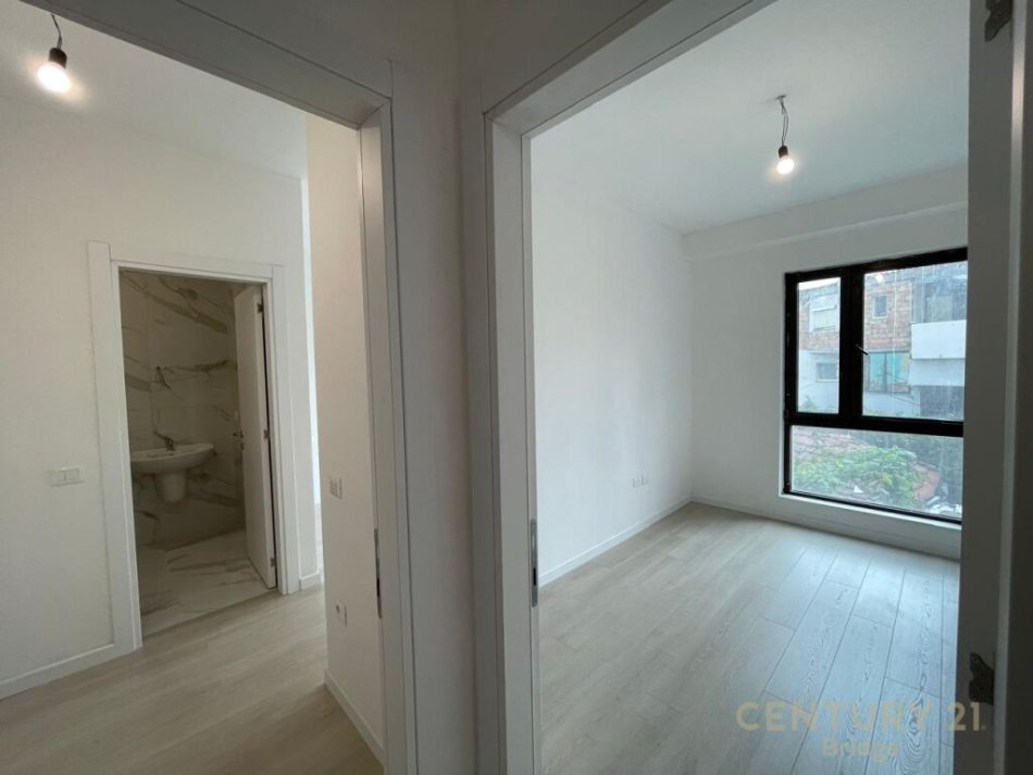 Tirane, jepet me qera apartament 2+1 Kati 6, 60 m² 700 € (petro nin)