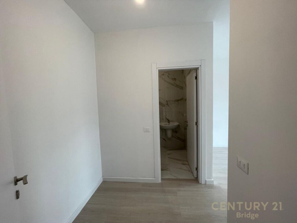 Tirane, jepet me qera apartament 2+1 Kati 6, 60 m² 700 € (petro nin)