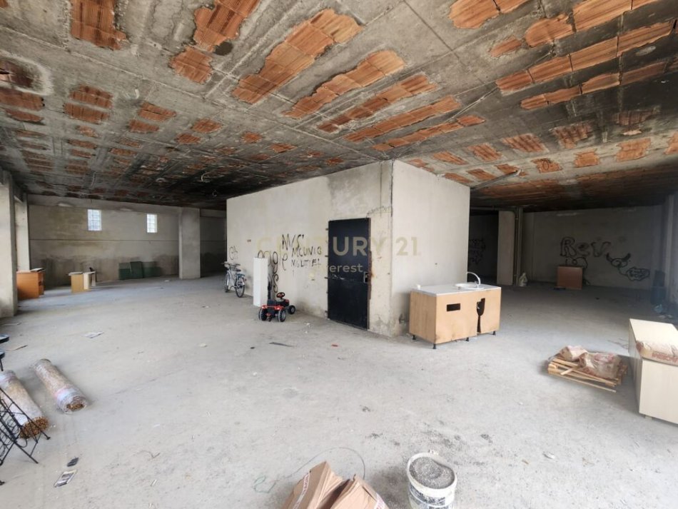 Tirane, shes ambjent biznesi Kati 0, 288 m² 864.000 € (Liqeni i Thatë)
