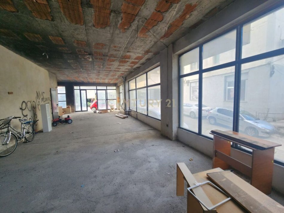 Tirane, shes ambjent biznesi Kati 0, 288 m² 864.000 € (Liqeni i Thatë)