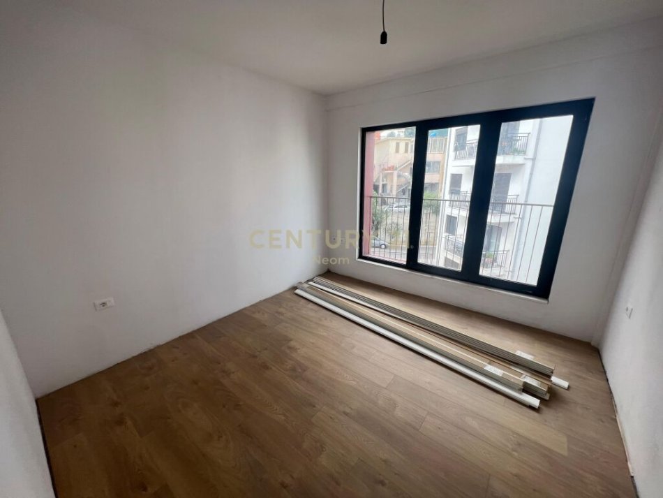 Shitet apartament 3+1+2 + verande ne Kodren e Diellit!Neom100513