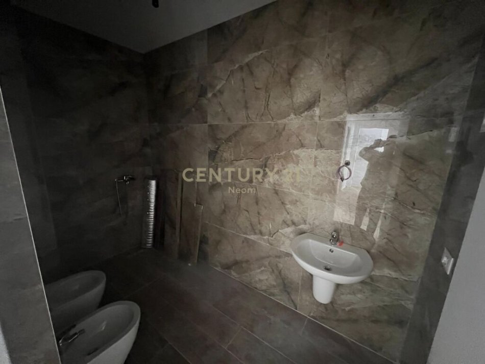 Shitet apartament 3+1+2 + verande ne Kodren e Diellit!Neom100513