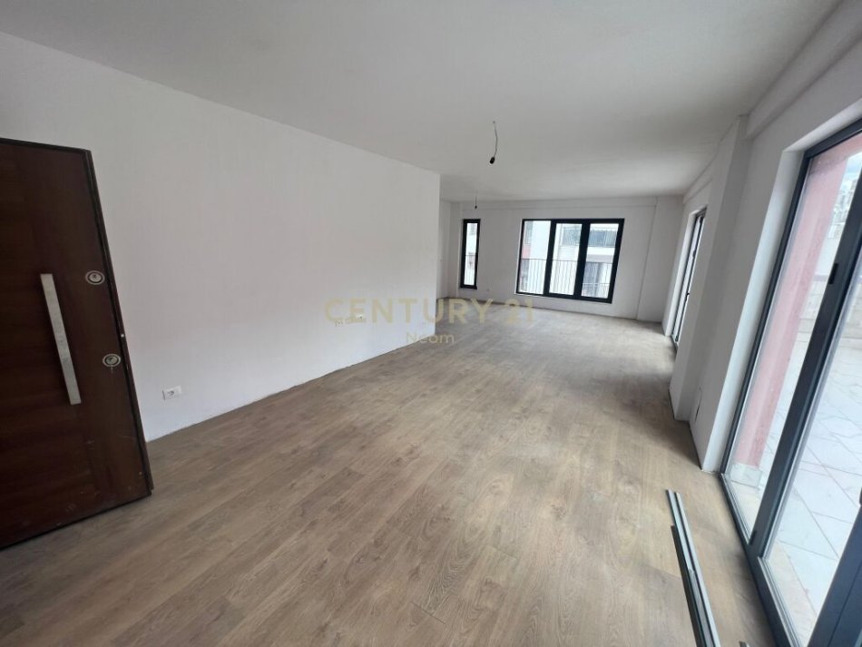 Tirane, shitet apartament 3+1 Kati 6, 190 m² 339.000 € (kodra e diellit)