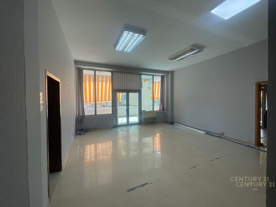 Tirane, jap me qera ambjent biznesi , 120 m² 1.300 € (Komuna e Parisit)