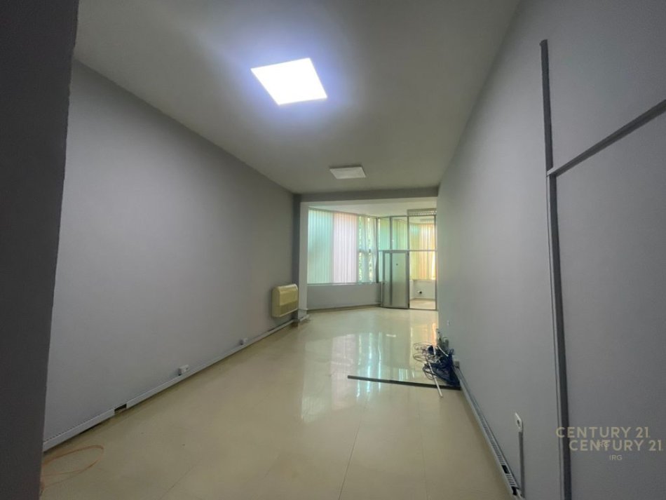 Tirane, jap me qera ambjent biznesi , 120 m² 1.300 € (Komuna e Parisit)