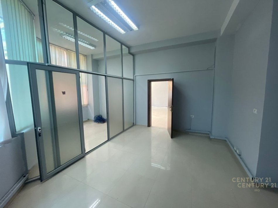 Tirane, jap me qera ambjent biznesi , 120 m² 1.300 € (Komuna e Parisit)