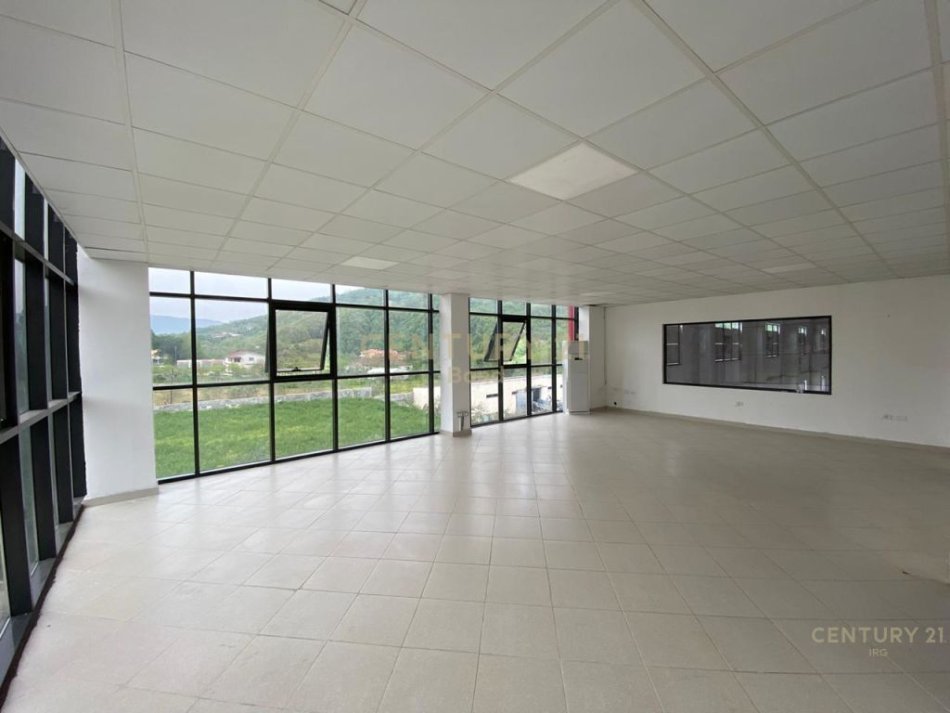 Tirane, shes ambjent biznesi , 4.810 m² 2.700.000 € (Autostrada Tirane-Elbasan, Mullet)