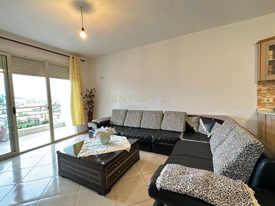 Tirane, jepet me qera apartament 3+1 Kati 2, 450 € (Besim Alla)