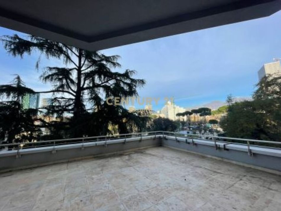 Tirane, jap me qera zyre , 531 m² (Ish Blloku)