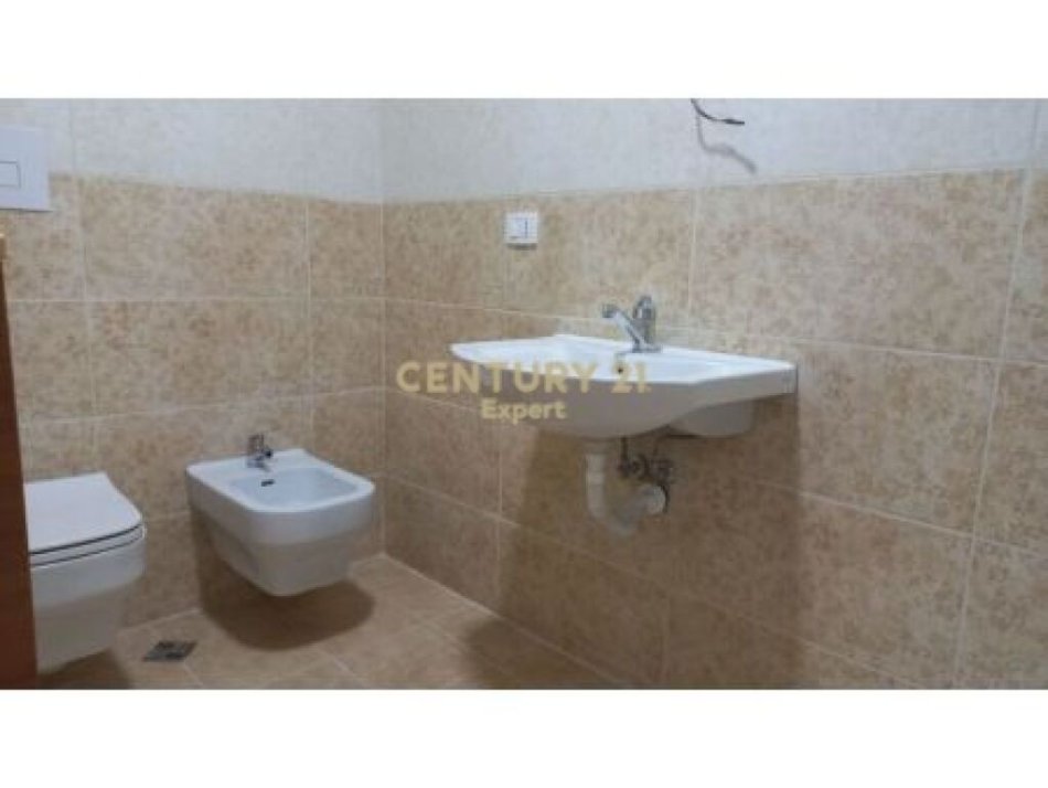 Tirane, jap me qera zyre , 531 m² (Ish Blloku)