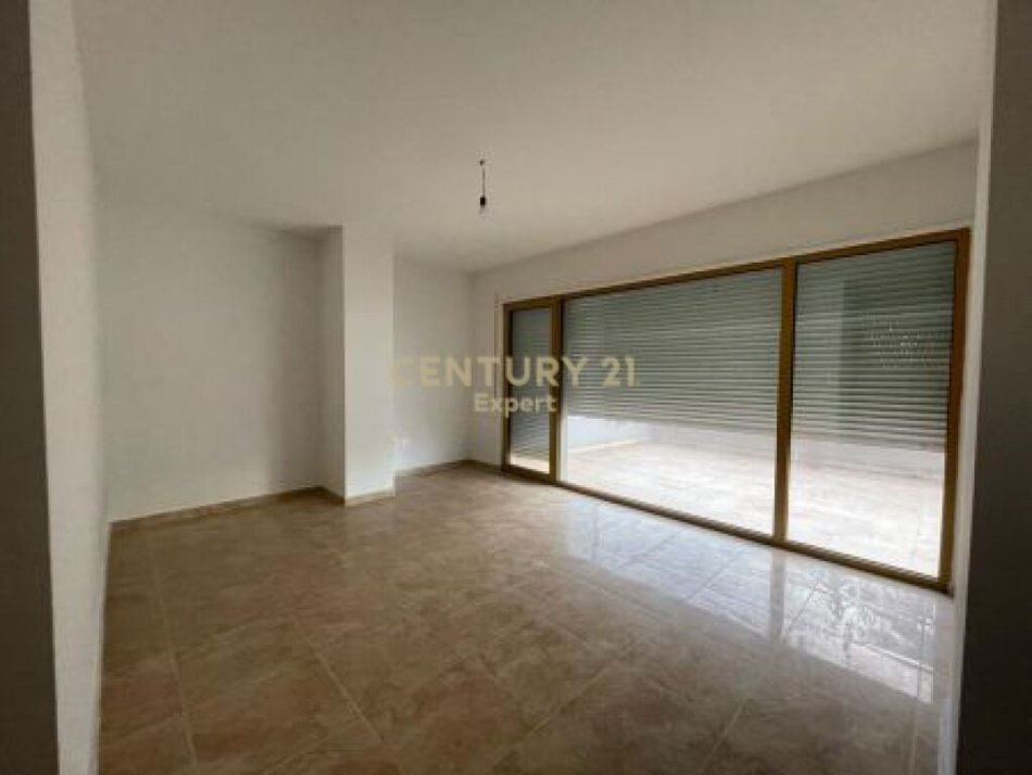 Tirane, jap me qera zyre , 531 m² (Ish Blloku)