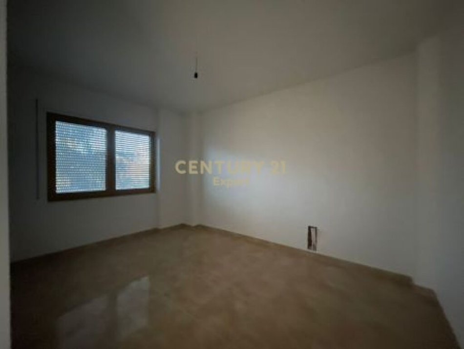 Tirane, jap me qera zyre , 531 m² (Ish Blloku)