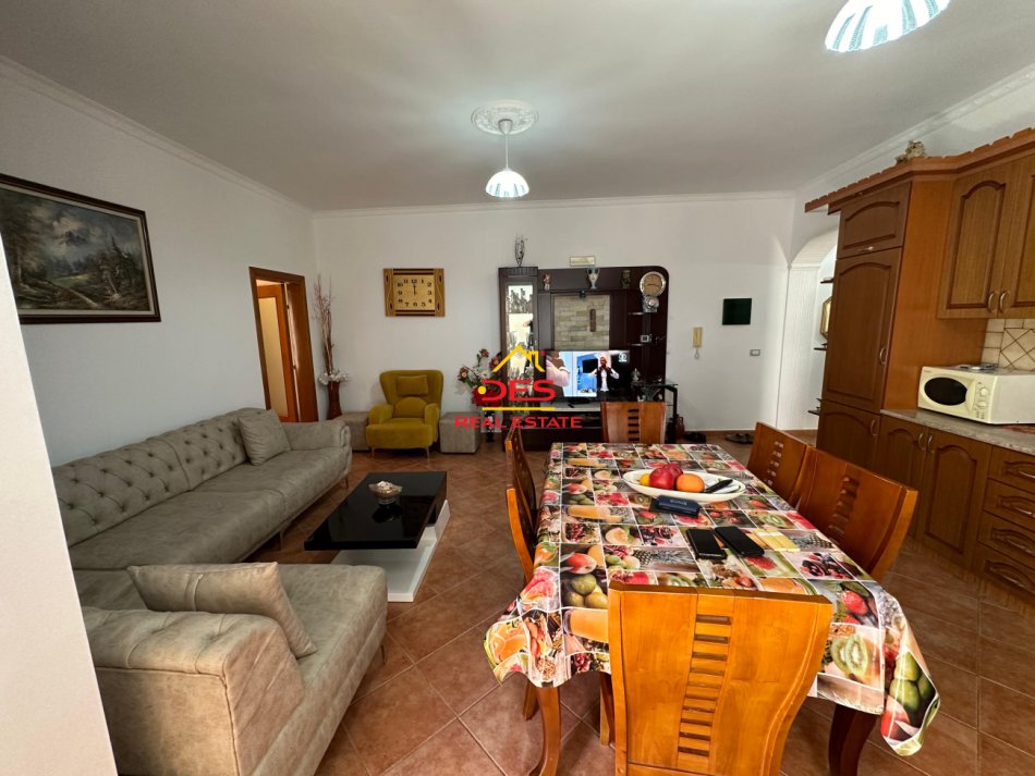 Vlore, jepet me qera apartament 2+1 Kati 4, 120 m² 500 € (Lagjia Pavaresia)