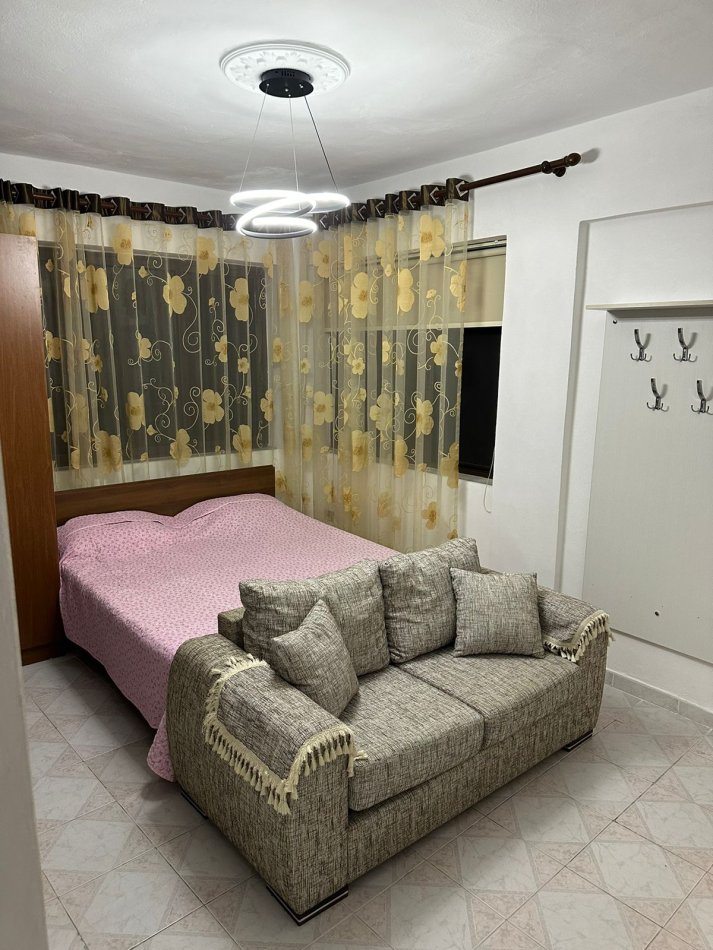 Tirane, jepet me qera apartament 1+1 Kati 1, 45 m² 350 € (Komuna e parisit)