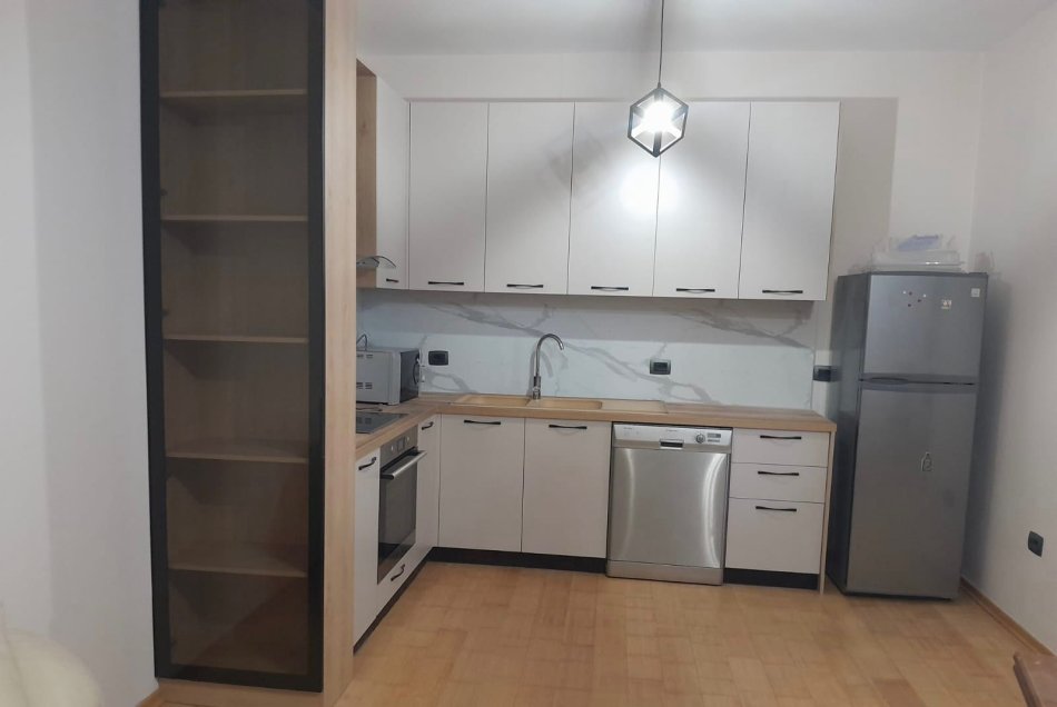 Tirane, jepet me qera apartament 1+1 Kati 1, 65 m² 450 € (Komuna e parisit)