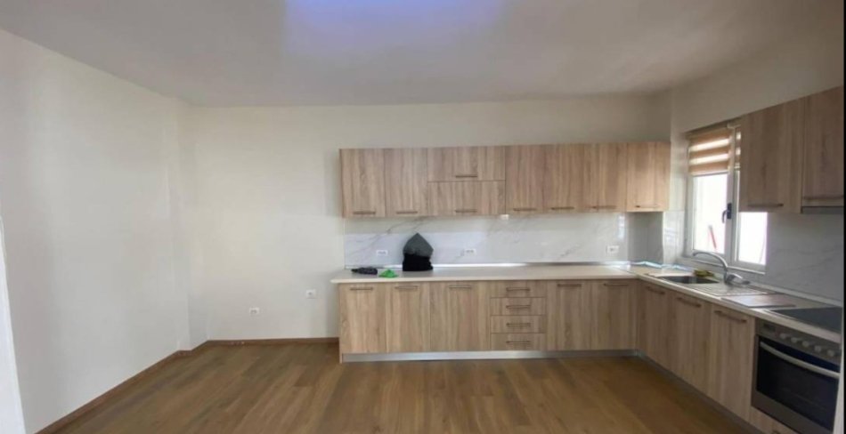 Tirane, jepet me qera zyre Kati 2, 128 m² 750 € (Rruga e Elbasanit)