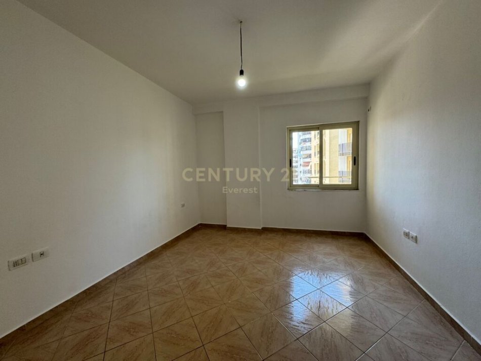 Tirane, shitet apartament 3+1+Ballkon Kati 4, 131 m² 185.000 € (DON BOSKO, SHESIM APARTAMENT 3+1 +POST PARKIMI!!)
