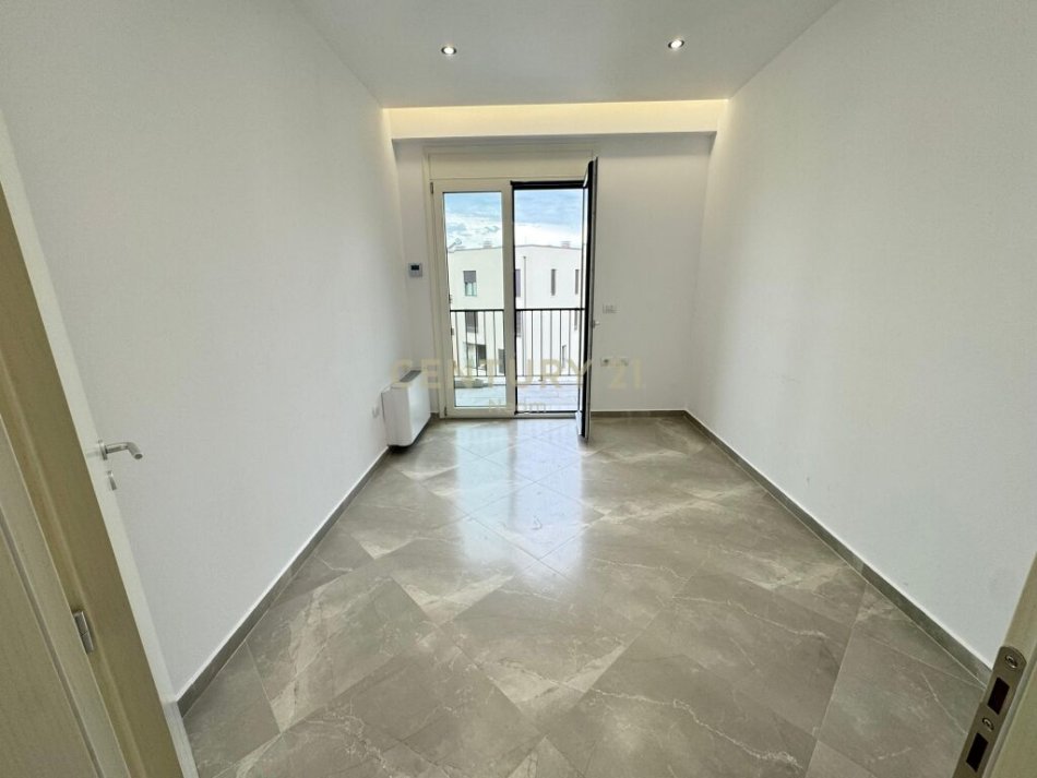Tirane, jap me qera zyre , 143 m² 1.600 € (Rruga e Kosovarëve)