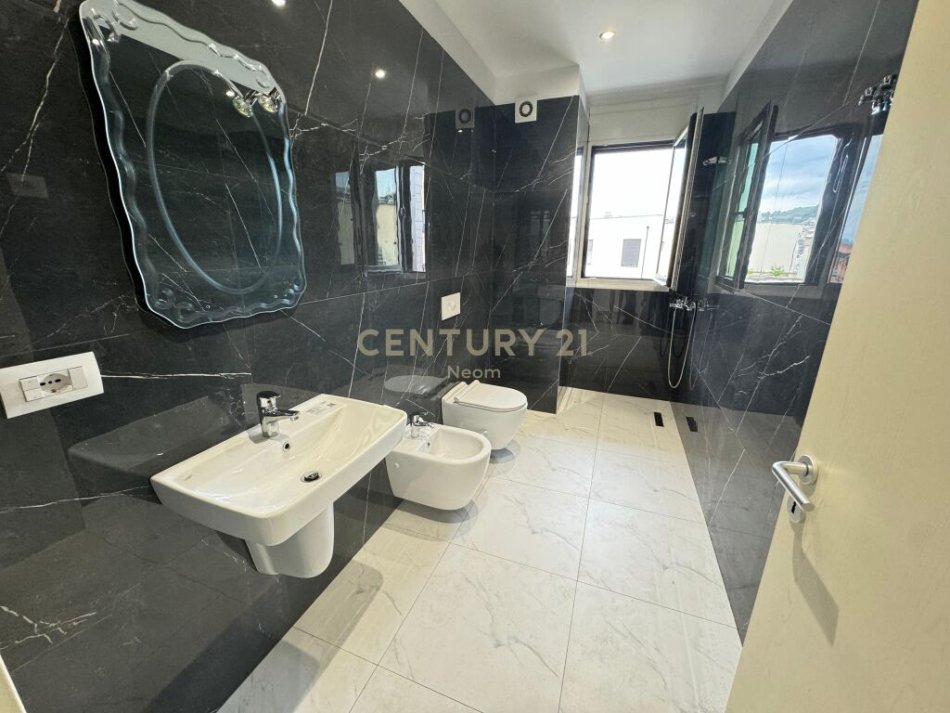 Tirane, jap me qera zyre , 143 m² 1.600 € (Rruga e Kosovarëve)
