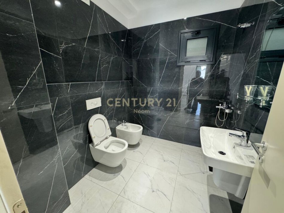 Tirane, jap me qera zyre , 143 m² 1.600 € (Rruga e Kosovarëve)