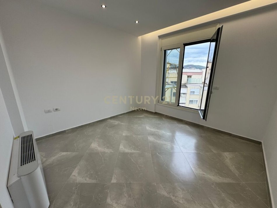 Tirane, jap me qera zyre , 143 m² 1.600 € (Rruga e Kosovarëve)