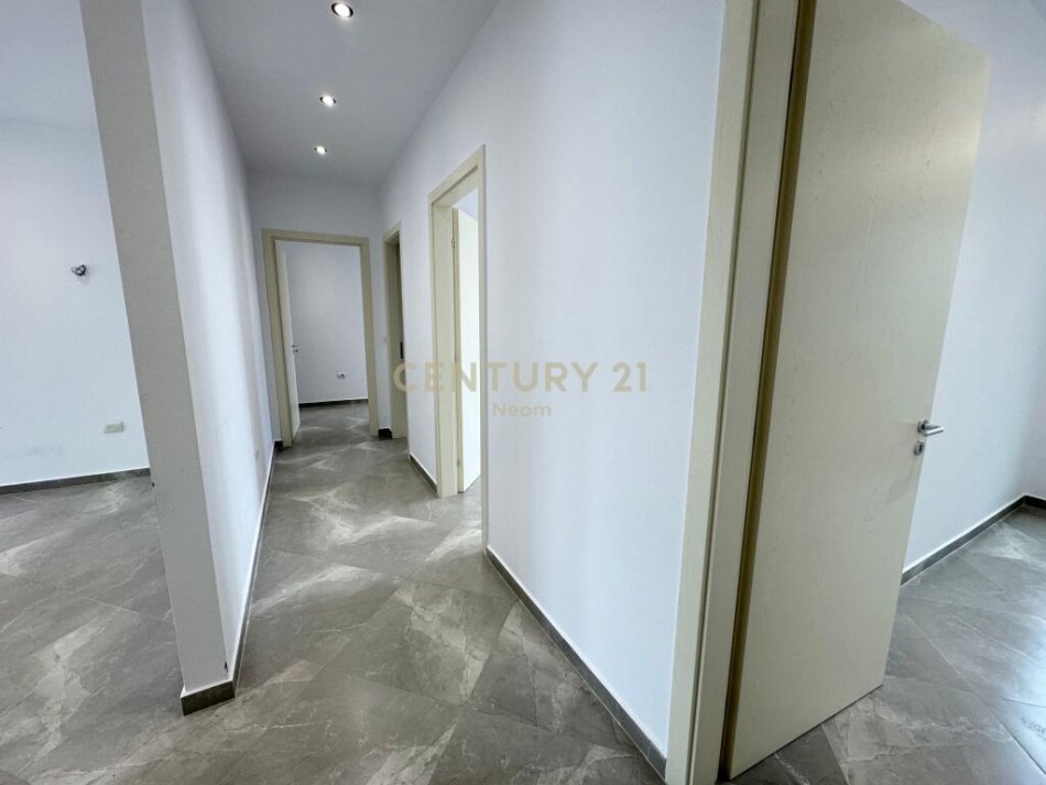 Tirane, jap me qera zyre , 143 m² 1.600 € (Rruga e Kosovarëve)