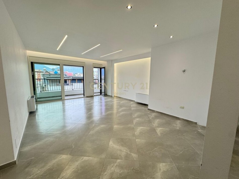 Tirane, jap me qera zyre , 143 m² 1.600 € (Rruga e Kosovarëve)