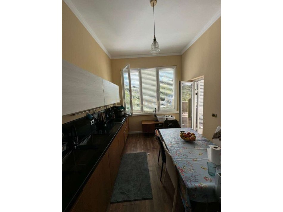 Tirane, shes apartament 3+1+2+ 2 POSTE PARKIMI , 204 m² 420.000 € (Liqeni i Thatë)