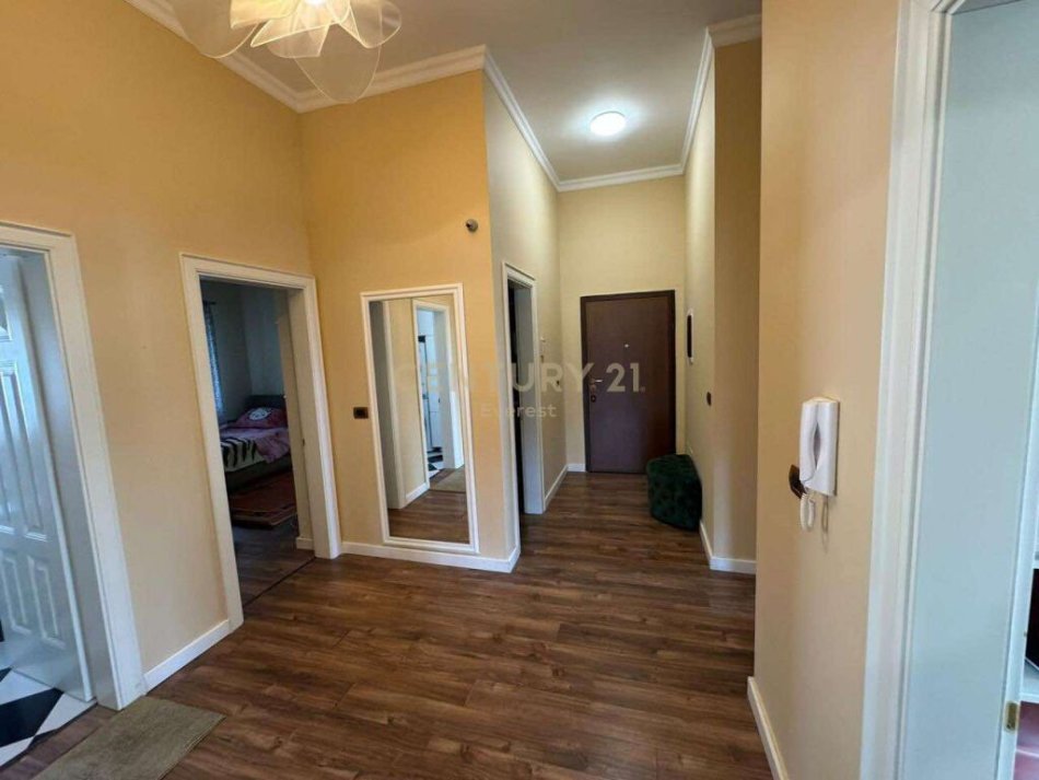 Tirane, shes apartament 3+1+2+ 2 POSTE PARKIMI , 204 m² 420.000 € (Liqeni i Thatë)