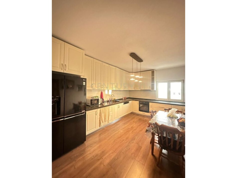Tirane, shes apartament 2+1+2 , 163 m² 325.000 € (Komuna e Parisit)