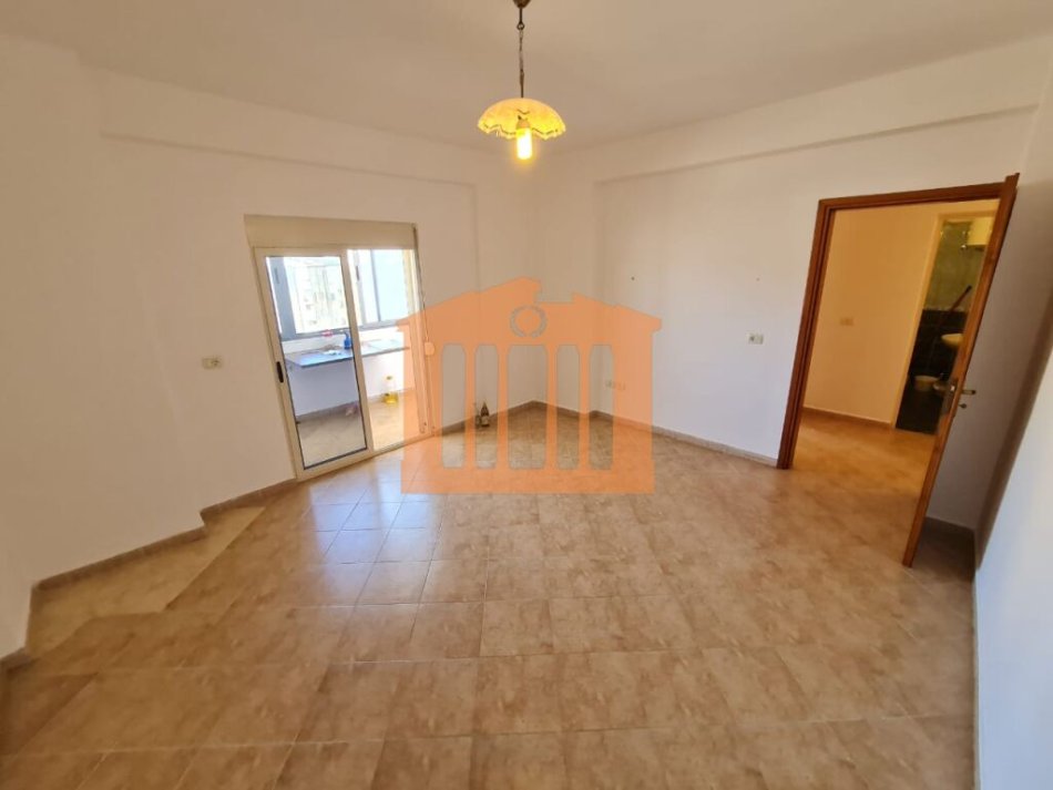 APARTAMENT 1+1 NE QENDER , DURRES PER SHITJE !