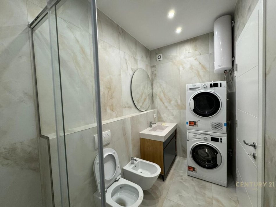 Tirane, jepet me qera apartament 2+1 Kati 5, 110 m² 750 € 