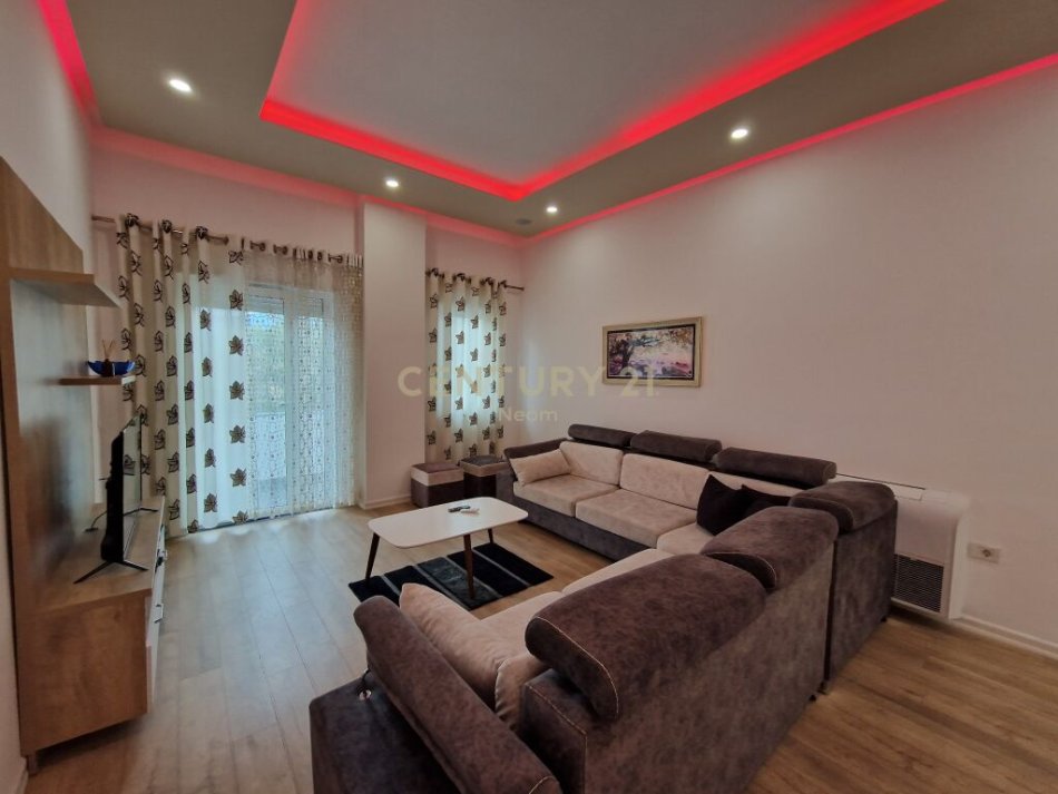 Tirane, jap me qera apartament 2+1+2 , 121 m² 750 € (Rruga Peti, Liqeni i Thatë)