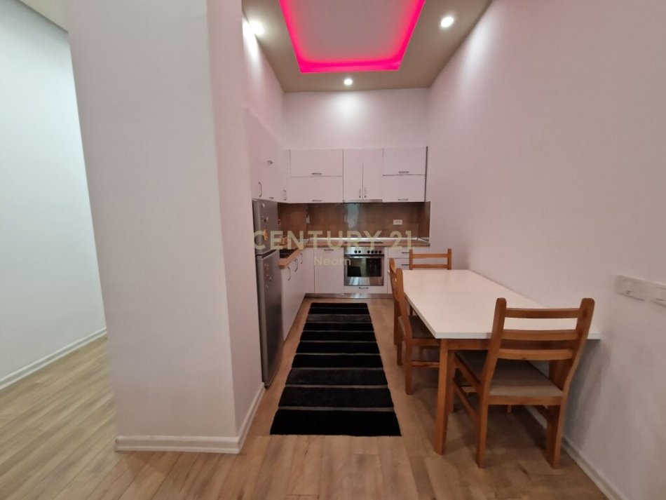 Tirane, jap me qera apartament 2+1+2 , 121 m² 750 € (Rruga Peti, Liqeni i Thatë)
