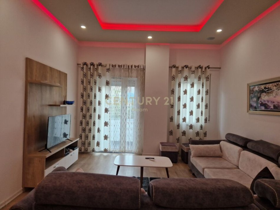 Tirane, jepet me qera apartament 2+1 Kati 1, 121 m² 750 € 