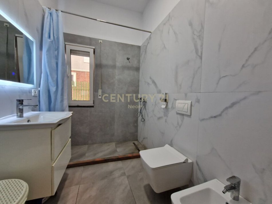 Tirane, jap me qera apartament 2+1+2 , 121 m² 750 € (Rruga Peti, Liqeni i Thatë)