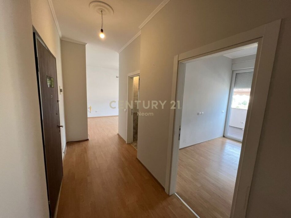 Tirane, jap me qera zyre , 75 m² 500 € (21 Dhjetori)