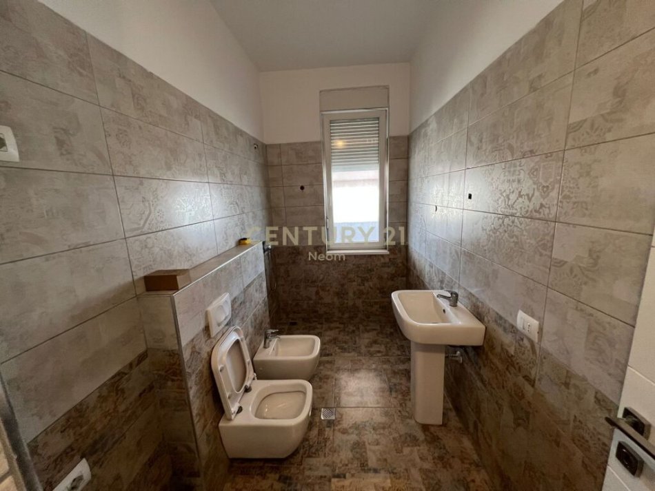 Tirane, jap me qera zyre , 75 m² 500 € (21 Dhjetori)