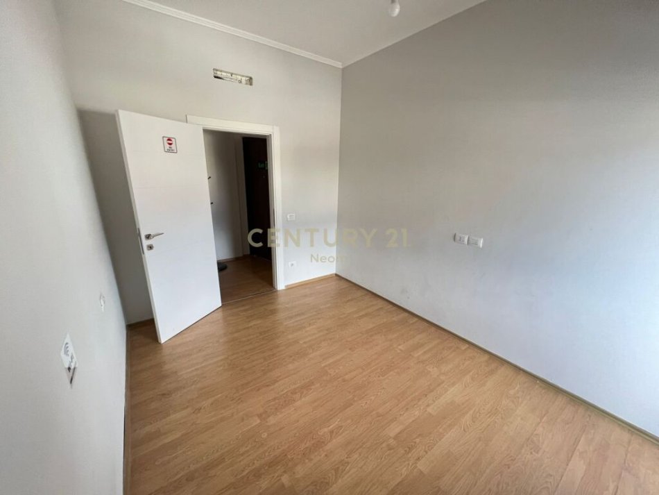 Tirane, jap me qera zyre , 75 m² 500 € (21 Dhjetori)