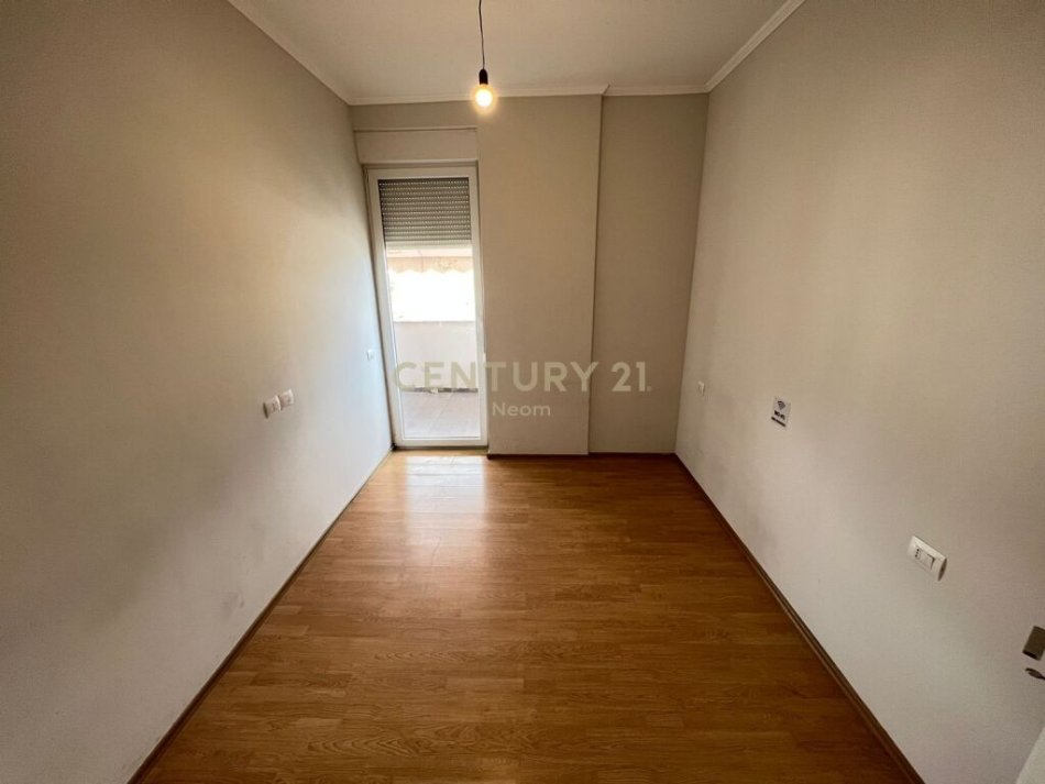 Tirane, jap me qera zyre , 75 m² 500 € (21 Dhjetori)