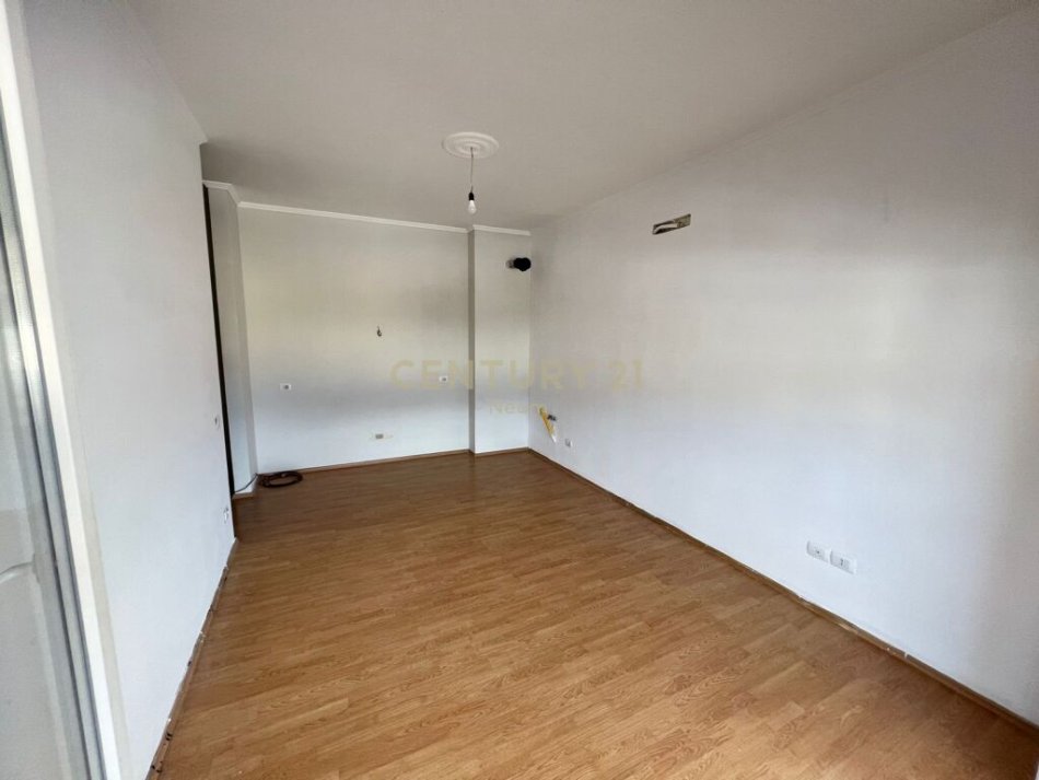 Tirane, jap me qera zyre , 75 m² 500 € (21 Dhjetori)