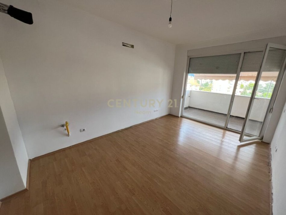 Tirane, jap me qera zyre , 75 m² 500 € (21 Dhjetori)