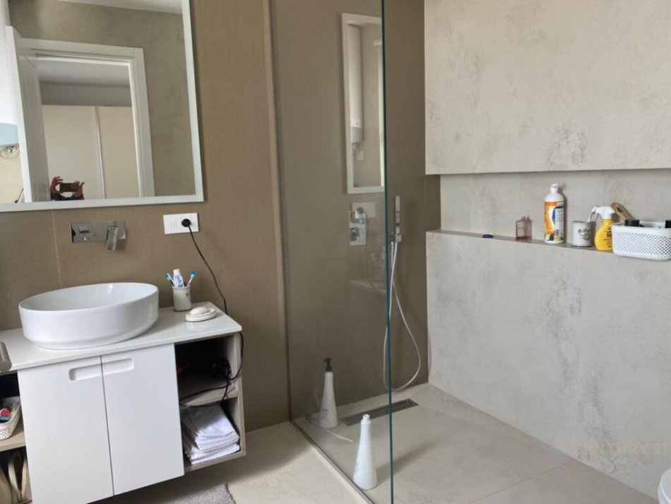 Tirane, shitet apartament 2+1 Kati 1, 183 m² 375.000 € (teg)