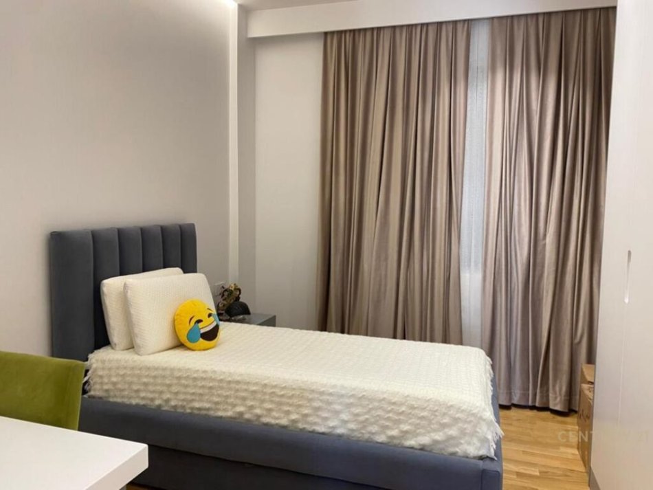 Tirane, shitet apartament 2+1 Kati 1, 183 m² 375.000 € (teg)