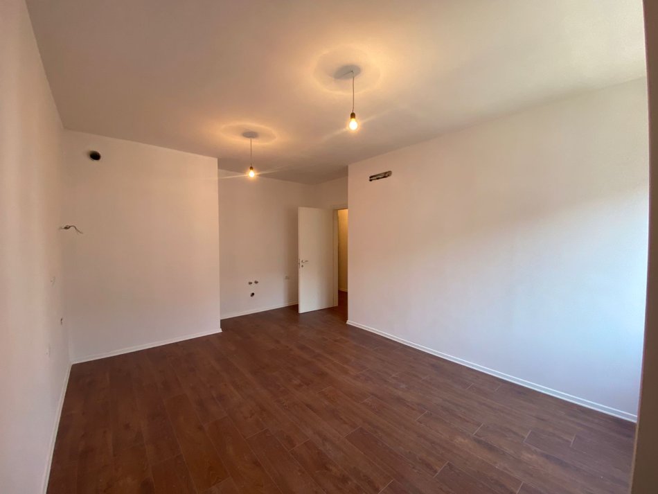 Tirane, jepet me qera apartament 1+1 Kati 2, 60 m² 450 € (Rruga Tefta Tashko Koco)
